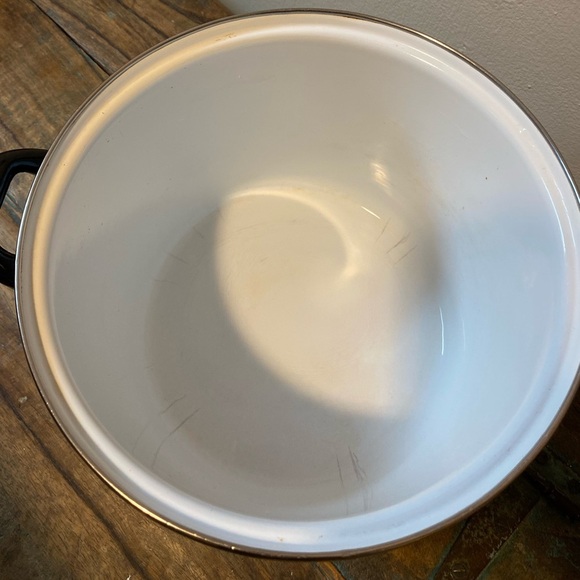 White Enamel Stock Pot “Italian Villa” - Picture 3 of 7